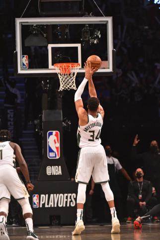 1626103548781000193.jpg giannis.jpg